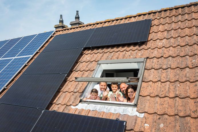 De familie Groenendijk uit Goes is reuzeblij met de zonnepanelen. Hun woning was vorig jaar juni het 50.000ste huis in Zeeland met zonnepanelen.