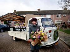 Dorien (21) liet haar VW-bus omtoveren tot rijdende bloemenwinkel: ‘Even kijken hoe het loopt!’