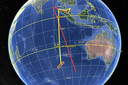 De gele lijn toont de vermoedelijke vlucht van de MH370, links van Australië. De rode vliegroute werd gevonden op de vliegsimulator bij de piloot thuis.