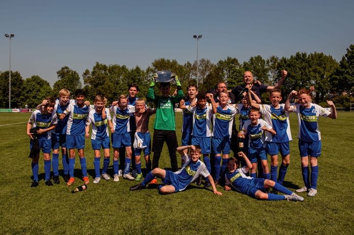 Bekers, schalen en champagne: nog meer kampioenen in Oost-Nederland ...