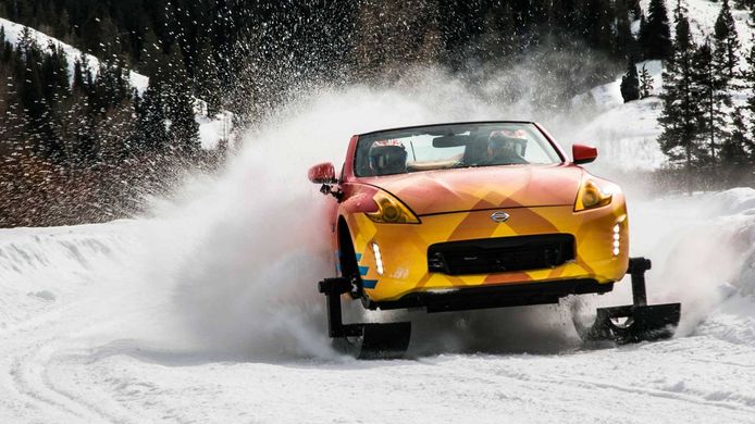 De 370Zki is een kruising tussen een sportauto en een sneeuwscooter