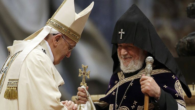 Paus Franciscus wordt begroet door het hoofd van de Armeens Orthodoxe kerk. Beeld ap