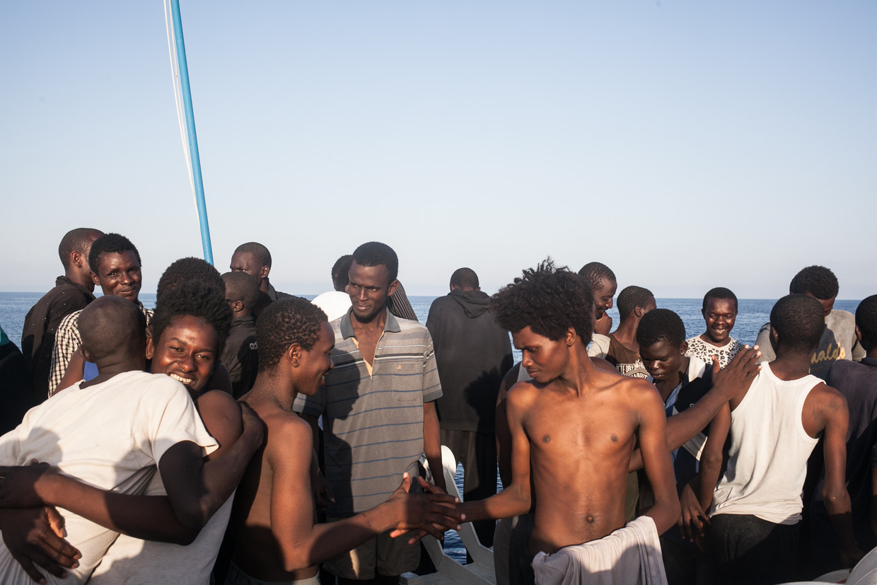 1 augustus 2016. De 118 opvarenden van de water makende migrantenboot zijn gered en zetten voet aan wal in Italië. Fotograaf César Dezfuli fotografeerde hen na aankomst allemaal en zocht hen zes jaar later op om hen opnieuw te portretteren. Beeld César Dezfuli