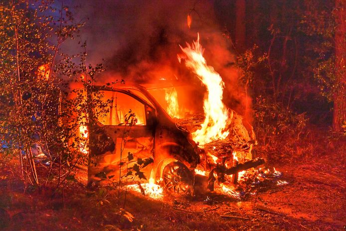 De brandweer liet de bestelbus in Valkenswaard gecontroleerd uitbranden, om milieuschade te voorkomen.