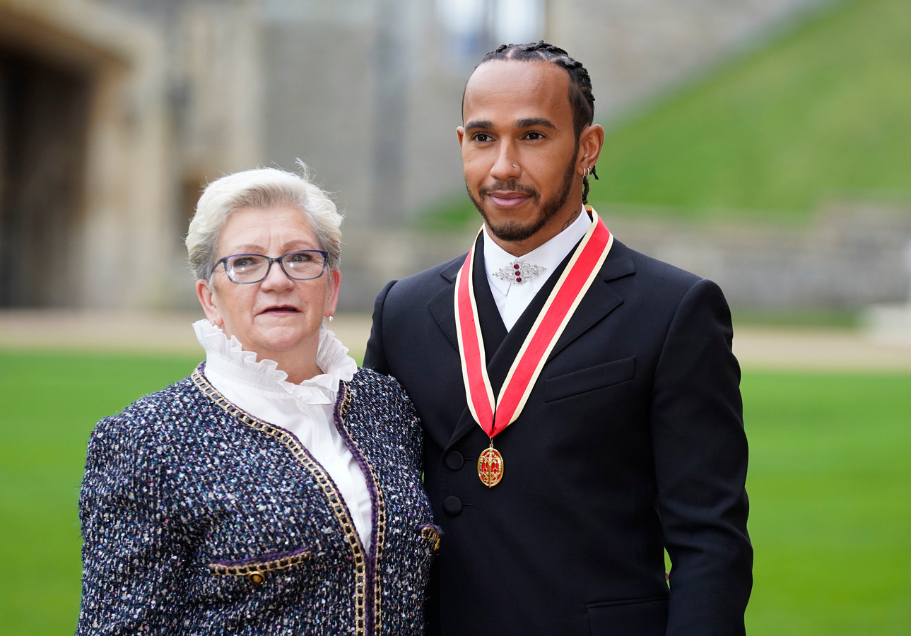 Lewis Hamilton met zijn moeder.