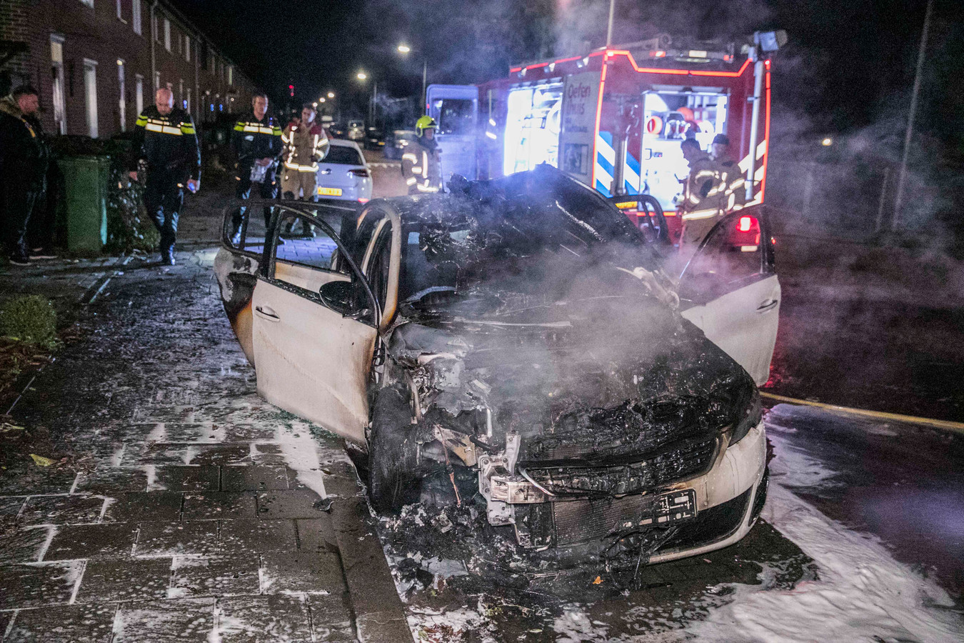 Weer autobrand in Arnhem; politie verricht onderzoek Foto