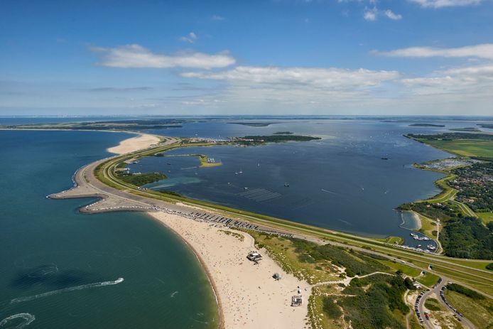 Vanuit de Noordzee links stroomt straks via buizen door de Brouwersdam vers, zuurstofrijk zeewater het Grevelingenmeer in.