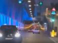 De chauffeur rijdt achteruit in de tunnel.