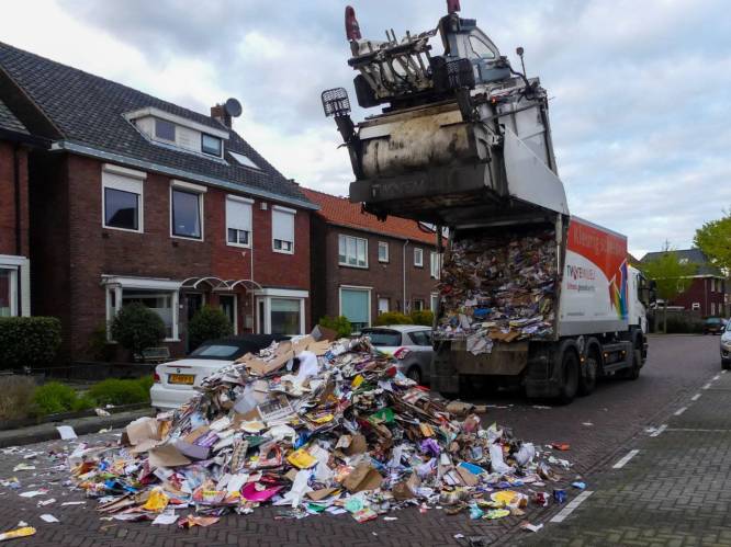 Vuilniswagen dumpt papier op straat in woonwijk Enschede
