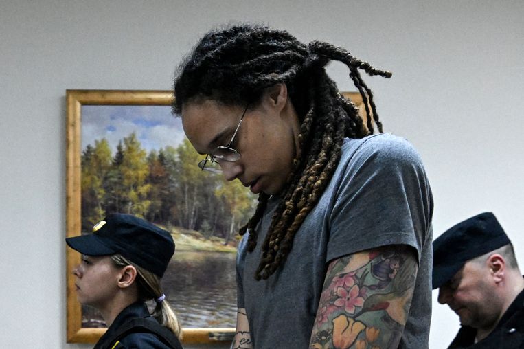 De Amerikaanse basketbalspeelster Brittney Griner verlaat de rechtszaal in Chimki, nabij Moskou. Ze krijgt negen en een half jaar cel voor het bezit en het smokkelen van drugs. Beeld AFP