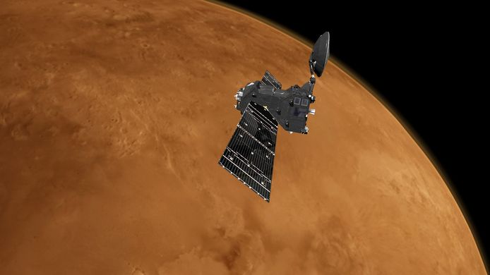 Artistieke weergaven van de ExoMars Trace Gas Orbiter bij Mars.