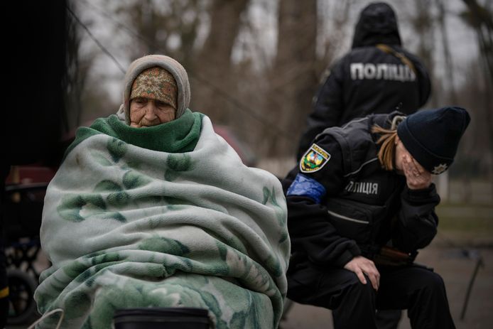 Een Oekraïense politieagent is geëmotioneerd nadat ze mensen heeft getroost die zijn geëvacueerd vanuit de buitenwijken van Kiev.