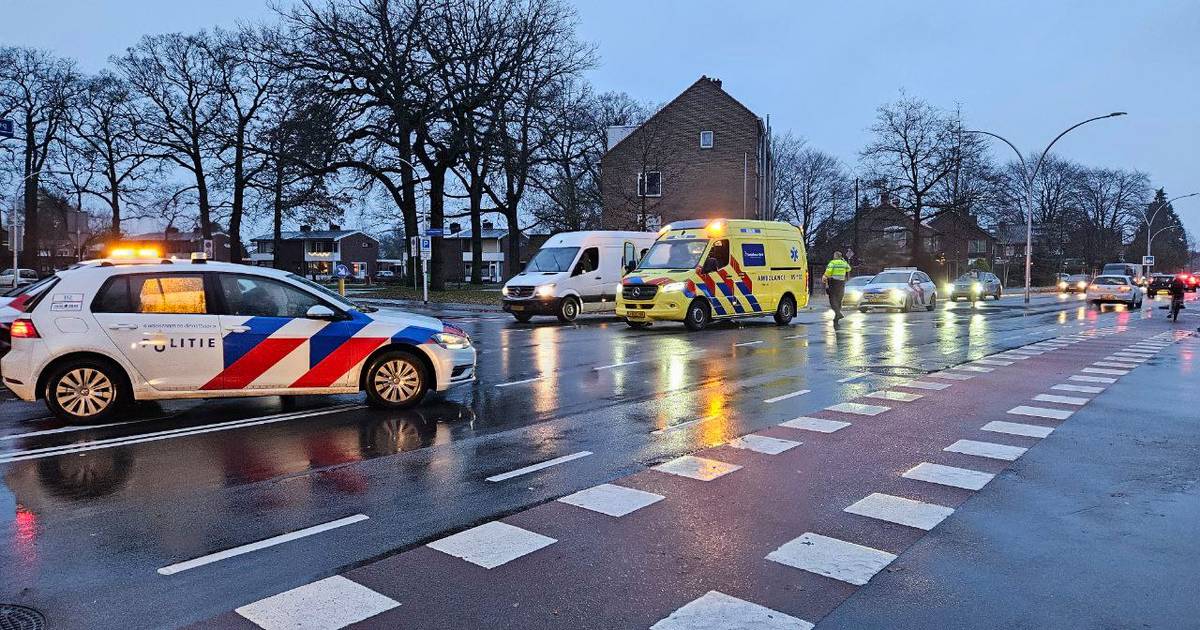 Fietser met spoed naar ziekenhuis na aanrijding met auto in Hengelo.
