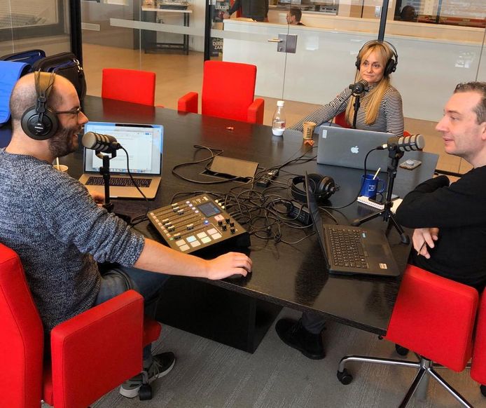 Kevin Goes, Charlene Heezen en Gudo Tienhooven tijdens de opnames van Bingewatchers, de podcast over series