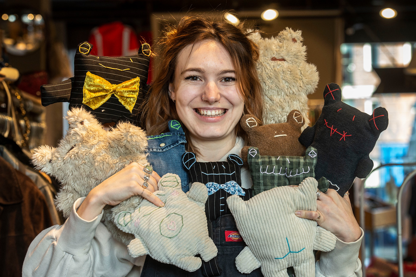 pik Parameters het doel Eliza (23) maakt knuffels van tweedehands kleding: 'De stof bepaalt hoe de  knuffel wordt' | Foto | AD.nl