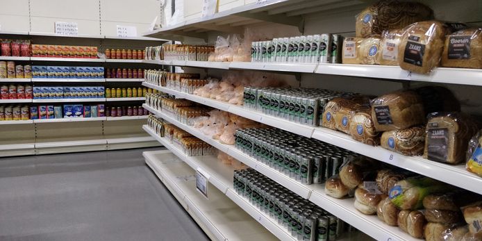 De inrichting van de sociale supermarkt in oktober 2019. De schappen staan vol met allerhande etenswaren waar de klanten uit kunnen kiezen.