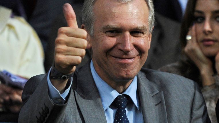 Yves Leterme steekt zijn duim op. Beeld BELGA