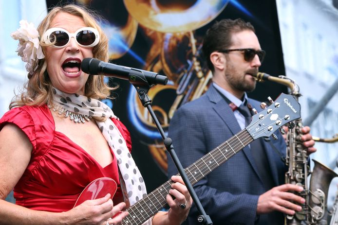 Grote Markt Midden. Steve Lucky & the Rhumba Bums ft. Miss Carmen Getit (L).