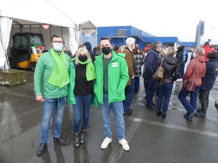 Andy D'haeseleer (links) werkt al 27 jaar in de Makro van Eke.