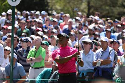 Tigermania in Augusta: Woods maakt comeback onder massale belangstelling en lukt bijna een hole-in-one