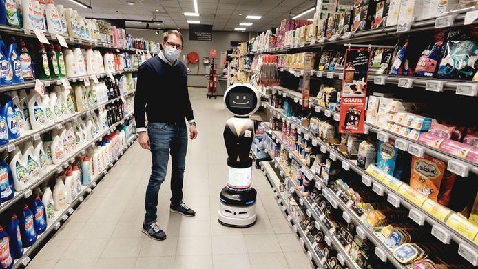 Je kan robot Robbie vragen waar bepaalde producten liggen in de winkel, en je kan ‘m zelfs vragen of hij je naar de bewuste plek in de rayons wil vergezellen.