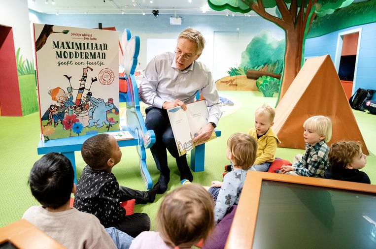 Onderwijsminister Robbert Dijkgraaf leest in het Kinderboekenmuseum voor uit het prentenboek van het Jaar 2023: ‘Maximiliaan Modderman geeft een feestje’ van Joukje Akveld en Jan Jutte. Beeld ANP