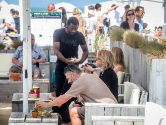 “Druk? Ja, maar verre van een overrompeling”: beachbars in Knokke-Heist wijten ‘gewone drukte’ aan hoge brandstofprijzen