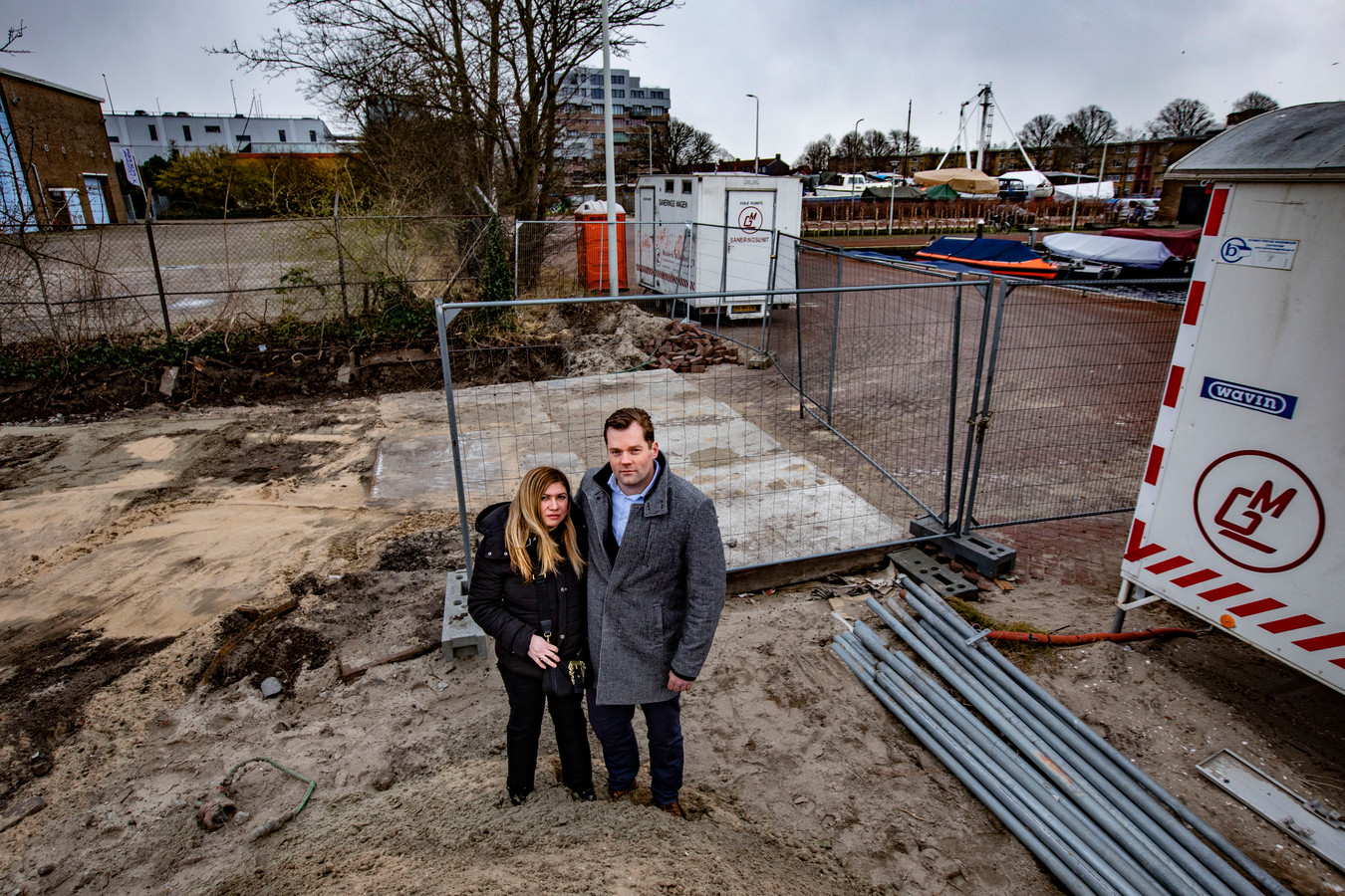 Peter van der Nat en partner Rosa op de plek in de Binckhorst waar hun woning zou moeten komen.