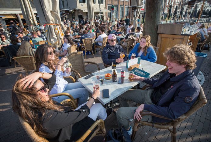 De terrassen aan de Haven zitten bomvol op de eerste warme voorjaarsdag.