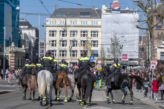 Politie te paard tijdens Koningsdag in Amsterdam waar onder meer het Vondelpark werd afgesloten.