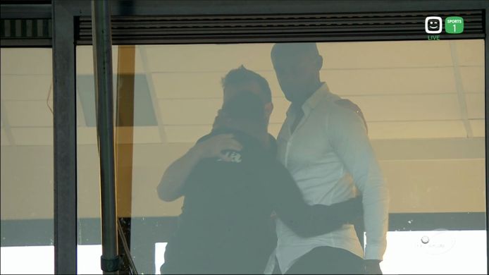 Opluchting bij Kompany in de loge na de eerste overwinning van het seizoen voor Anderlecht.