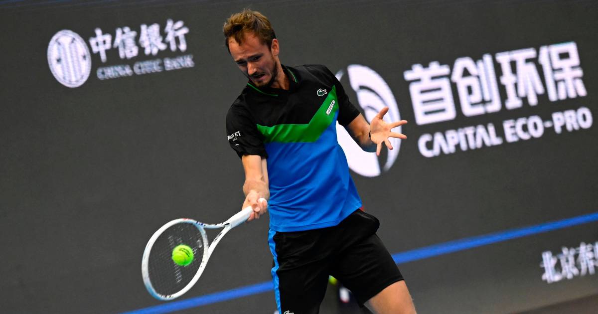 Daniil Medvedev vergelijkt ballen in Peking met fruitsoort: ‘Ze worden heel groot en veel zachter’