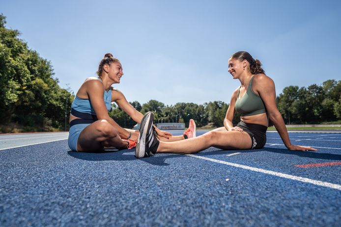 De zussen Naomi (links) en Zoë Sedney op hun trainingsbaan op Papendal