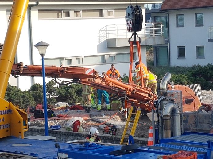 De hulpdiensten haalden de kraanman met alle voorzichtigheid uit de cabine.