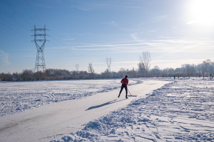 IJsmeester Karel Van Bruysel maakt het ijs op de Bleukensweide sneeuwvrij om een piste te creeëren waarop een competitie kan worden geschaatst