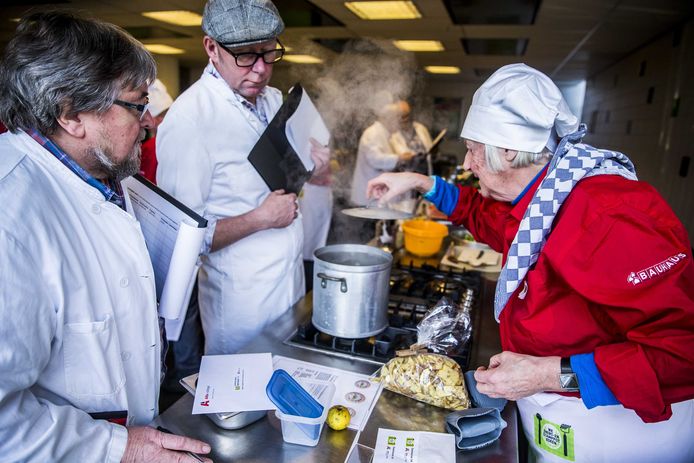 Juryleden van het WK Snert- en Stamppotkoken beoordelen een deelnemer. Het evenement vond plaats in Groningen. Foto Siese Veenstra