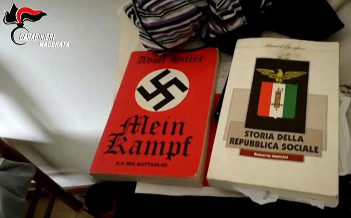 De politie vond in het huis van Traini onder meer 'Mein Kamp' van Hitler terug.