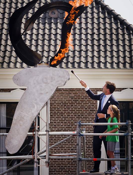 Premier Rutte steekt het bevrijdingsvuur aan bij het bevrijdingsfestival in Wageningen, 5 mei 2011.