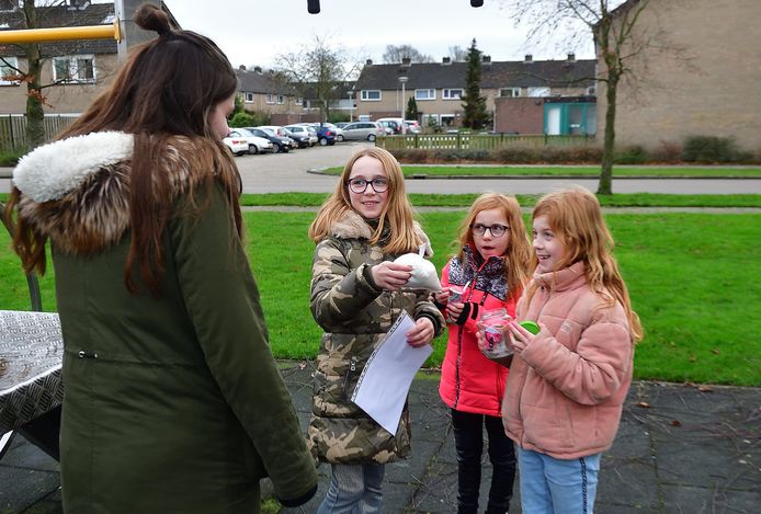 Voorafgaand aan de speurtocht werden bloem, suiker en kaneel door de Youth Goal dames afgewogen en in zakjes gedaan.