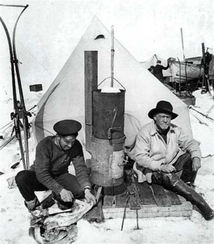 Sir Ernest Shackleton (rechts) tijdens de expeditie.