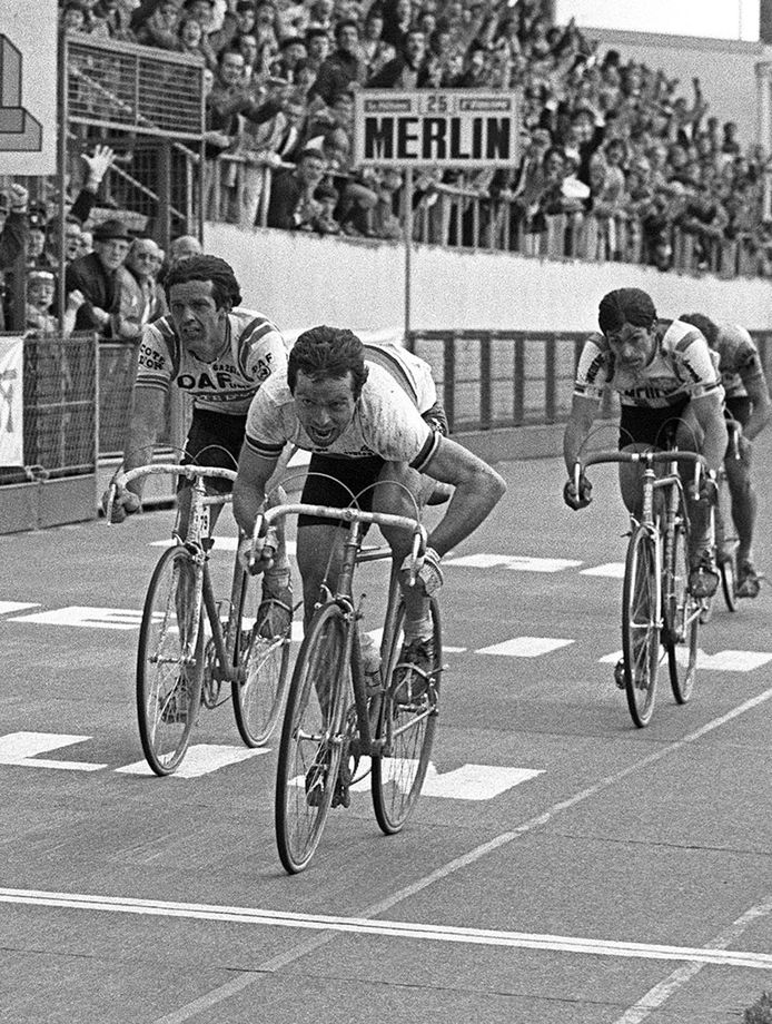 Bernard Hinault troefde Roger De Vlaeminck af tijdens Parijs-Roubaix van 1981.