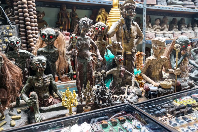 Op de amulettenmarkt kan je ook demonen en hulpmiddelen voor zwarte magie op de kop tikken.
 Beeld Nicolas Chartier