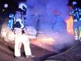De brandweer had de autobrand snel geblust in Veenendaal. Van de wagen bleef niet veel over en de hele straat lag vol met glas.