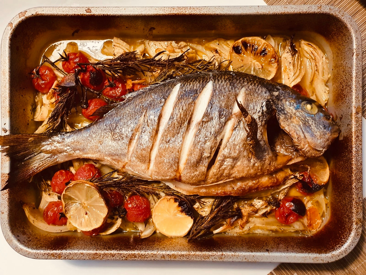 De Volkskeuken: ikan air tawar dengan adas dan tomat