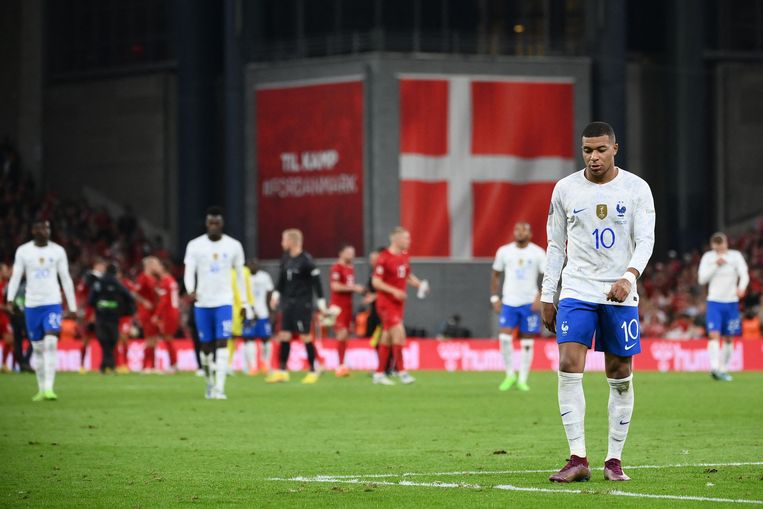 Kylian Mbappé druipt af na de nederlaag tegen Denemarken. Beeld AFP