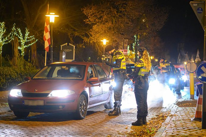 Aan de Dorpstraat in Ulvenhout wordt vrijdagavond een alcoholcontrole gehouden door de politie.