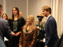 Judith Meurs en Mick de Kruijff, die als duo-jeugddijkgraven vanuit waterschap Hollandse Delta een jaar lang voorzitter waren, droegen de ambtsketting over aan Julia Goets uit Reek.