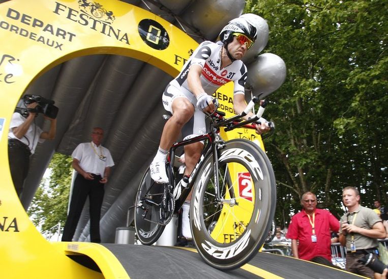 Carlos Sastre, hier nog Cervelo-rijder, start in de 19de etappe in de Tour de France. Foto EPA Beeld 