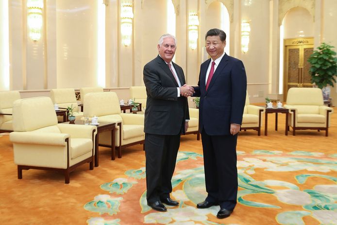 Tillerson schudt de hand van Xi Jinping, president van China.