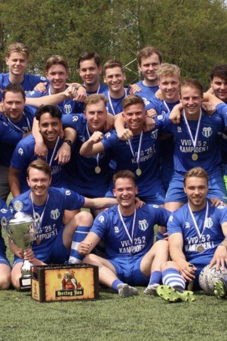 Tweede elftal VVG'25 uit Gaanderen viert uitbundig de titel en familie Balke houdt in Aalten een traditie in ere